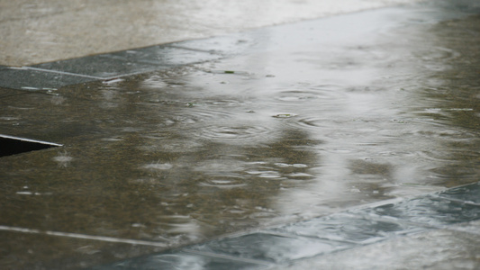 雨水掉落到地面的涟漪[脱落下来]视频