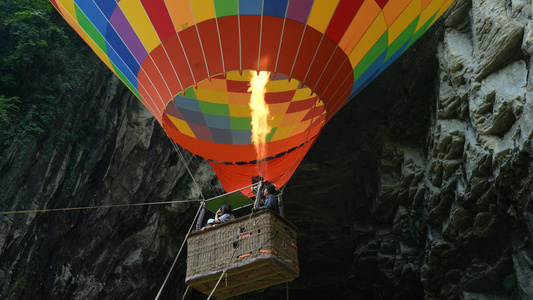 慢镜头升格拍摄4k素材湖北恩施利川5A级旅游景区腾龙洞热气球视频