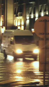 冬天城市夜晚下雨天城市立交桥的车流下雨天的城市视频