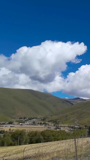 蓝天白云下的藏区公路沿途自然风光行车视角开车视角43秒视频