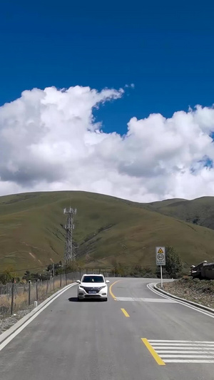 蓝天白云下的藏区公路沿途自然风光行车视角第一视角43秒视频