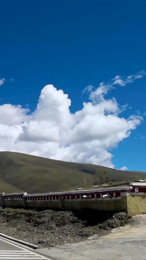 蓝天白云下的藏区公路沿途自然风光行车视角驾驶视角43秒视频
