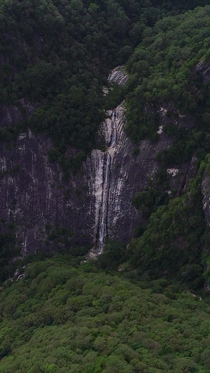 高清航拍自然森林凤凰山岩石瀑布大自然27秒视频