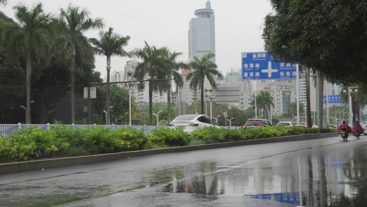 广西南宁雨天民族大道电动车上下班车流4K 视频