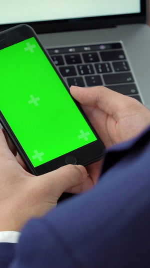 商务办公男士背影使用绿幕手机视频抠像绿色屏幕30秒视频