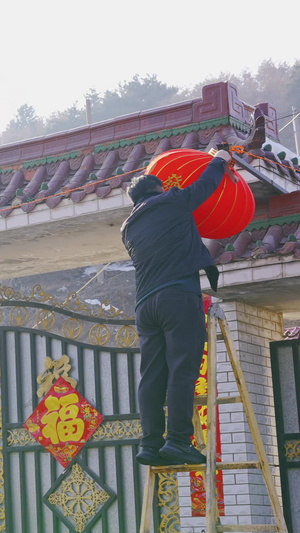 春节乡村大门挂灯笼贴对联新年倒计时15秒视频