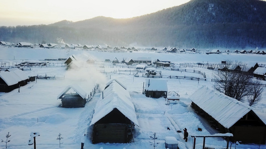 新疆禾冬天木下雪的村落视频