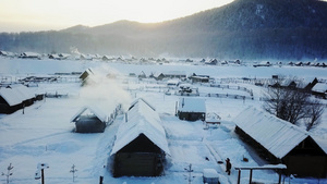 新疆禾冬天木下雪的村落22秒视频