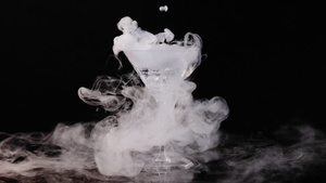 高脚杯里烟雾缭绕的干冰16秒视频