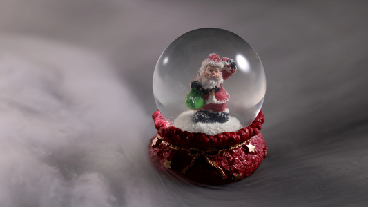 烟雾缭绕的干冰和圣诞水晶球视频
