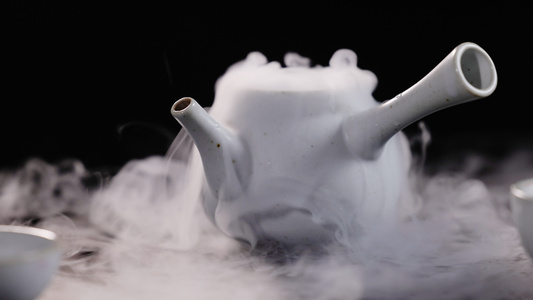 茶具里烟雾缭绕的干冰视频