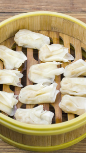 传统早点食品馄饨美食饺子小笼包4k竖版实拍滑轨平移拍摄视频