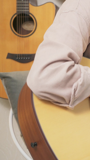 吉他手对着乐谱练习曲目五线谱12秒视频
