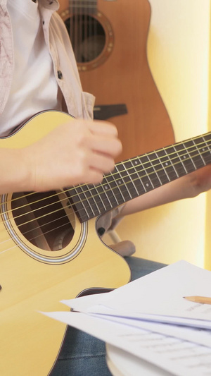 吉他手对着乐谱练习曲目亚洲人12秒视频