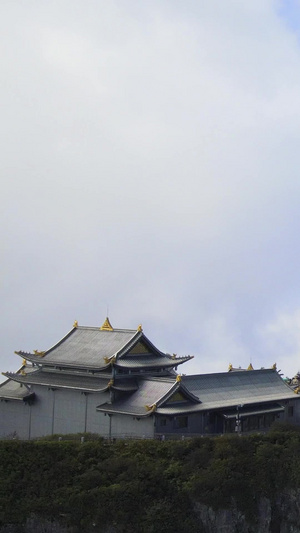 航拍云顶上的四川峨眉山金顶寺庙5A景点32秒视频
