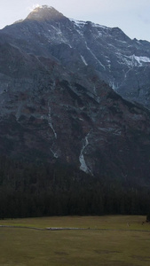 高山草甸雪山森林航拍高山森林视频