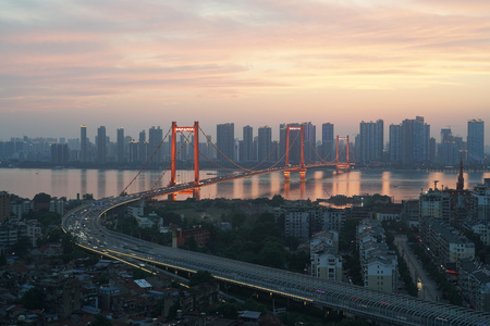 武汉地标鹦鹉洲长江大桥日落车流延时摄影视频