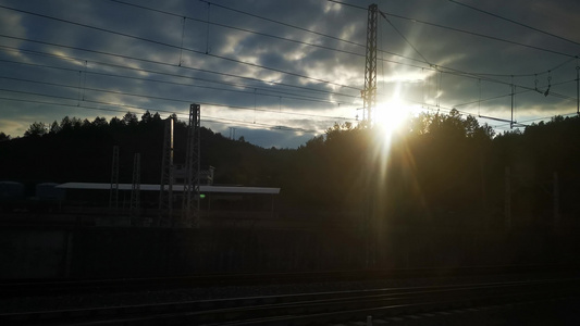 实拍火车窗外风景夕阳彩霞视频