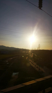 实拍火车窗外风景夕阳彩霞视频