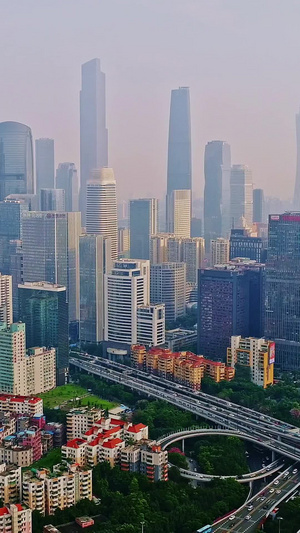 雾霾下的广州城市主干道航拍广州航拍9秒视频