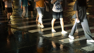 4K城市雨天下班的行人14秒视频