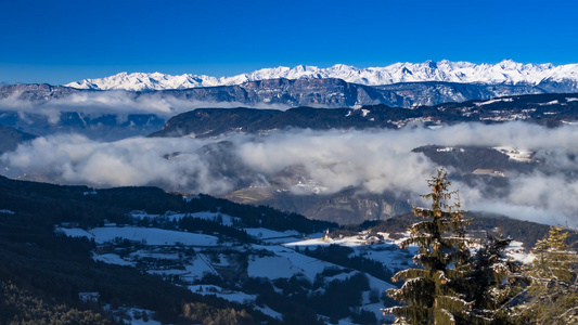 烟雾笼罩的昆仑山雪山视频