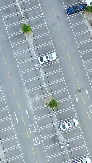 航拍空旷的停车场标志线5秒视频