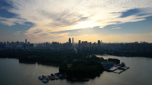 航拍湖北5A级东湖风景区自然风光旅游地标夕阳晚霞落日天空4k素材视频