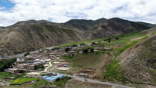 高原山谷中的藏式山村航拍视频视频