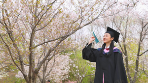 学士服美女扔纸飞机4秒视频