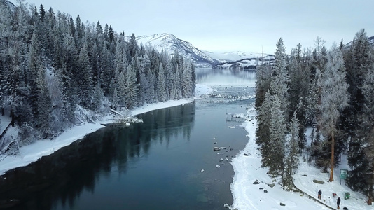 航拍新疆喀纳斯冬日河流视频