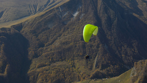 山间滑翔伞4K实拍13秒视频