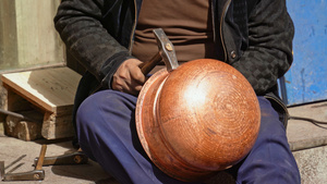 新疆喀什传统铜器制作9秒视频