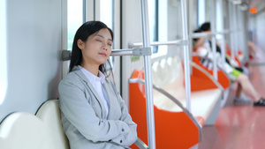 4k地铁里困倦疲乏休息的通勤女性12秒视频