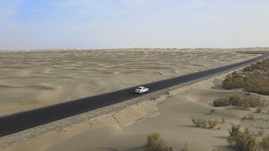4k航拍新疆喀什沙漠里飞驰的汽车19秒视频
