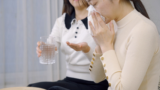 寝室朋友感冒生病照顾喂药视频