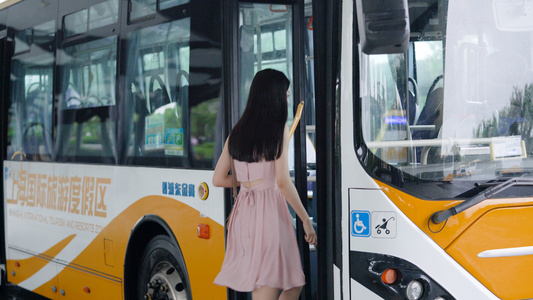 4k女性出行出游乘坐公交车视频
