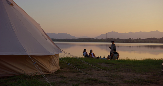 8K湖边露营的朋友们分享故事视频