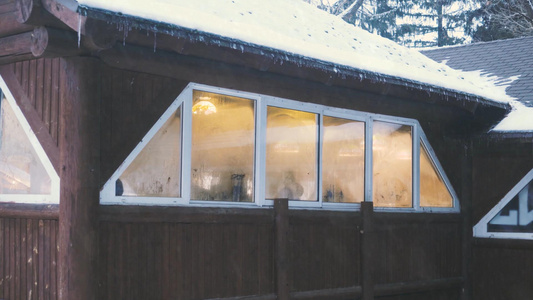 茫茫大雪温馨小木屋视频