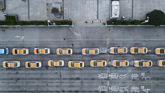 航拍文明城市道路上整齐有序的候客出租车素材视频