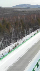 航拍雪地里飞驰的汽车视频