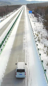 航拍雪地里飞驰的汽车视频