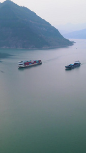 航拍长江中轮船满载集装箱向前行驶经济发展长江经济带视频