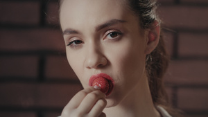 性感女人在相机上吃熟草莓12秒视频