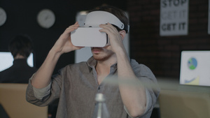 游戏设计师佩戴 VR头盔10秒视频