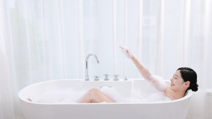 女孩泡澡时伸出大长腿47秒视频
