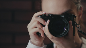 年轻女摄影记者使用照相机拍摄影16秒视频