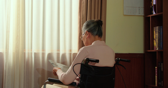 8K轮椅上看报纸的孤独老人视频