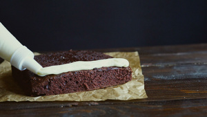 制作巧克力奶油蛋糕34秒视频