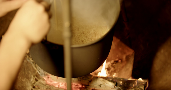 8K使用篝火的热度进行食物加工视频